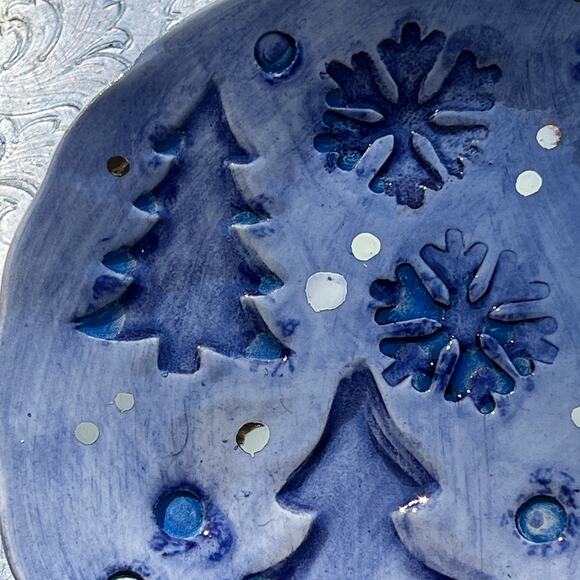 Snowflakes & Christmas Trees Pottery Ring or Trinket Dish with Gold Falling Snow - Picture 6 of 7